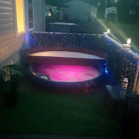 3 Bedroom Caravan With Hot Tub Tattershall Lakes المظهر الخارجي الصورة