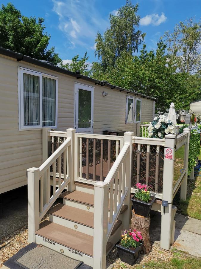 3 Bedroom Caravan With Hot Tub Tattershall Lakes المظهر الخارجي الصورة