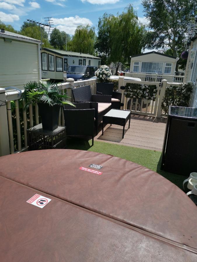 3 Bedroom Caravan With Hot Tub Tattershall Lakes المظهر الخارجي الصورة